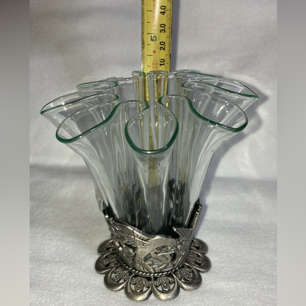 VINTAGE GREEN TINTED GLASS RUFFLED HANDKERCHIEF VASE WITH HUMMINGBIRD BASE - Picture 14 of 14